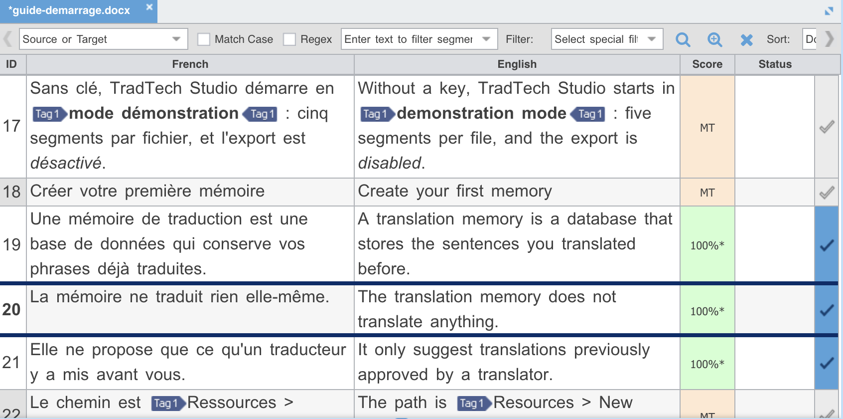 Trois segments consécutifs de la grille dont la colonne de score affiche 100 % sur fond vert et dont la cible est déjà remplie : les trois phrases sur ce qu'est une mémoire de traduction. Au-dessus, un segment avec une paire d'étiquettes autour de « mode démonstration » et le mot « désactivé » en italique, sans étiquette.