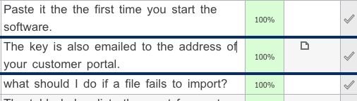 Trois lignes de la grille , dont celle du milieu porte une petite icône de document dans la colonne qui suit le score.