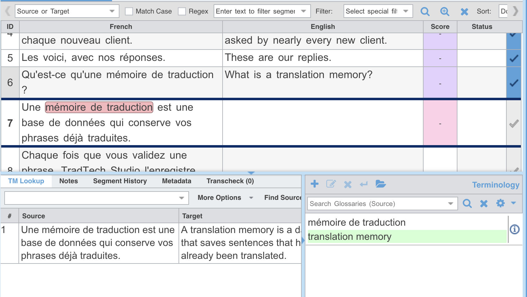 Le segment 7 du billet, dont la cible est encore vide : dans la source, l'expression « mémoire de traduction » est surlignée en rose, et le volet Terminology montre la paire mémoire de traduction et translation memory.