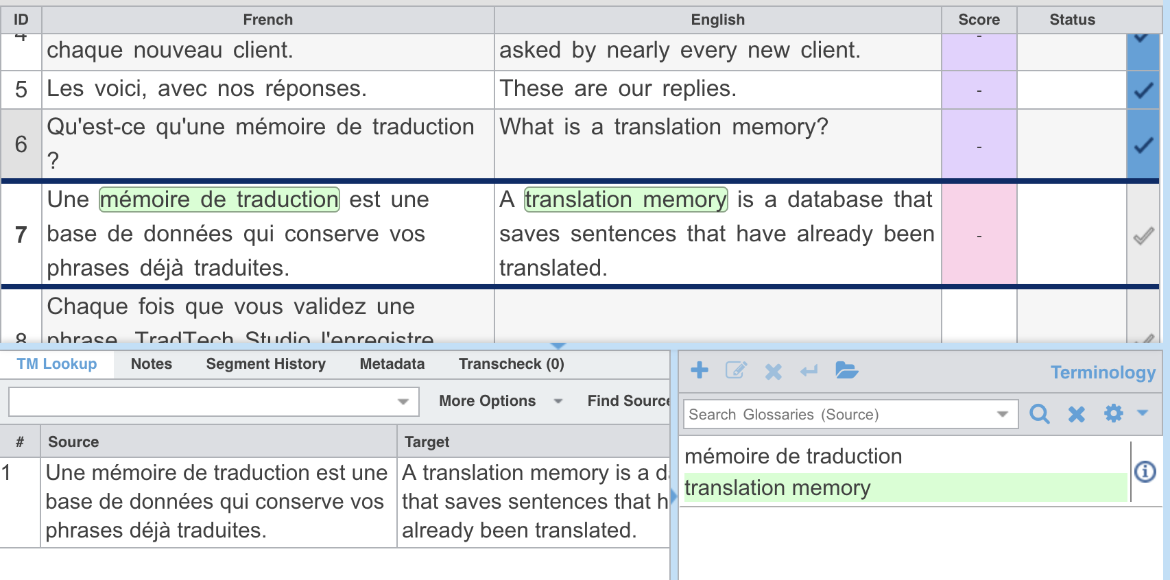 Le même segment 7 une fois traduit : « mémoire de traduction » et « translation memory » sont tous deux surlignés en vert, dans la source et dans la cible.