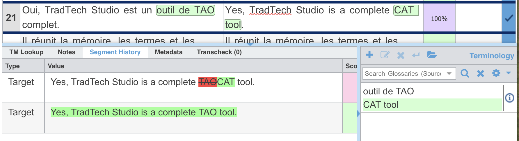 Le segment 21 corrigé, et sous la grille l'onglet Segment History : deux versions de la cible, la première, « Yes, TradTech Studio is a complete TAO tool. », puis la version corrigée, où TAO est barré en rouge et CAT surligné en vert. À droite, le volet Terminology montre le terme outil de TAO et son équivalent CAT tool.