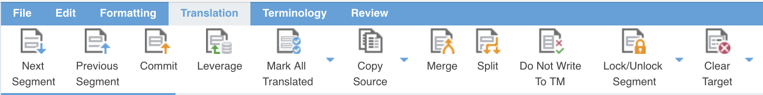 Le ruban Translation déroulé : Next Segment, Previous Segment, Commit, Leverage, Mark All Translated, Copy Source, Merge, Split, Do Not Write To TM, Lock/Unlock Segment et Clear Target.